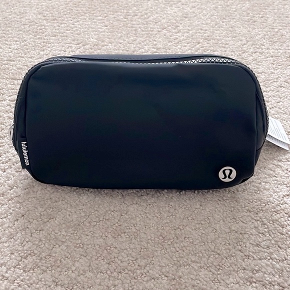 NWT Lululemon Black Everywhere Belt Bag 1L - Picture 16 of 16